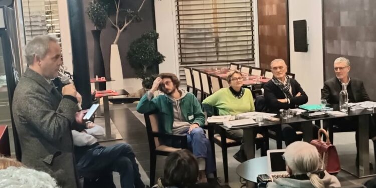Les intervenants du débat consacré à la décroissance organisé par Marseille et moi au Mund Art mercredi 6 décembre 2023 à Marseille (Crédit : JD)