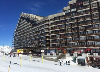 Dans les Alpes françaises plus qu'ailleurs, le marché de l'immobilier ne connaît pas la criseneige ski stations montagne Alpes hiver