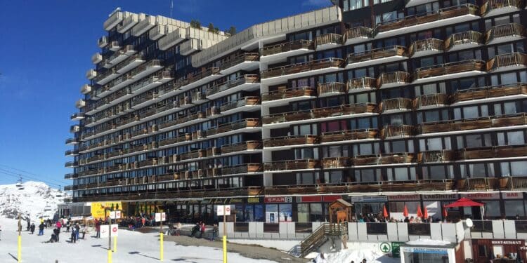 Dans les Alpes françaises plus qu'ailleurs, le marché de l'immobilier ne connaît pas la criseneige ski stations montagne Alpes hiver