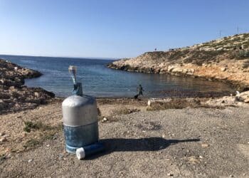 Déchets abandonnés plage de la Maronaise aux Goudes en octobre 2021 (Crédit Gomet')