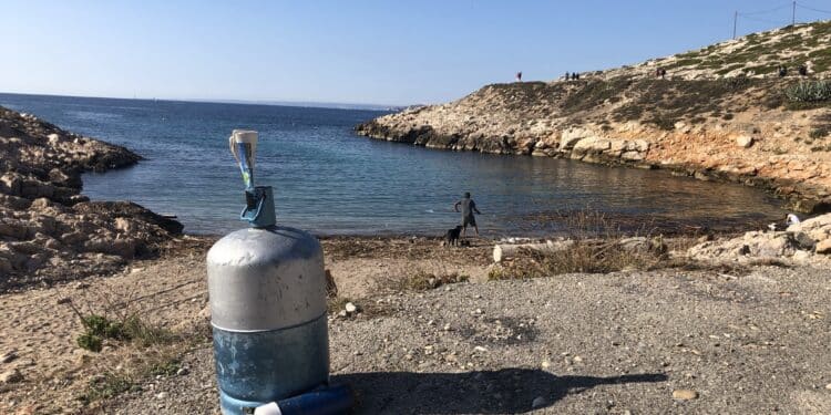 Déchets abandonnés plage de la Maronaise aux Goudes en octobre 2021 (Crédit Gomet')