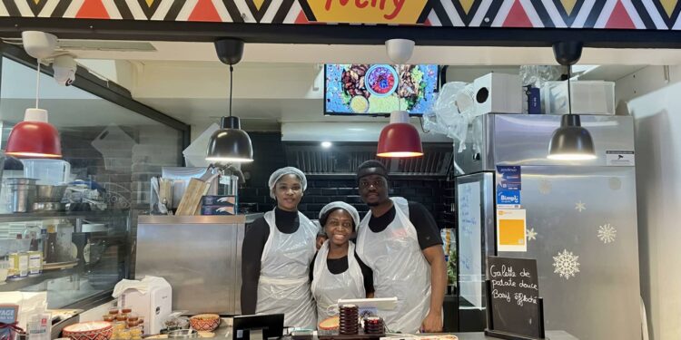 Grace Tulomba, sa soeur Merveille et son employée Coraline. Crédit : JM, Gomet'