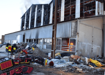 L'incendie du centre de tri de St Chamas a duré six semaines fin 2020 début 2021 (Crédit SDIS 13)