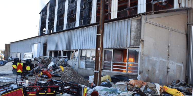 L'incendie du centre de tri de St Chamas a duré six semaines fin 2020 début 2021 (Crédit SDIS 13)
