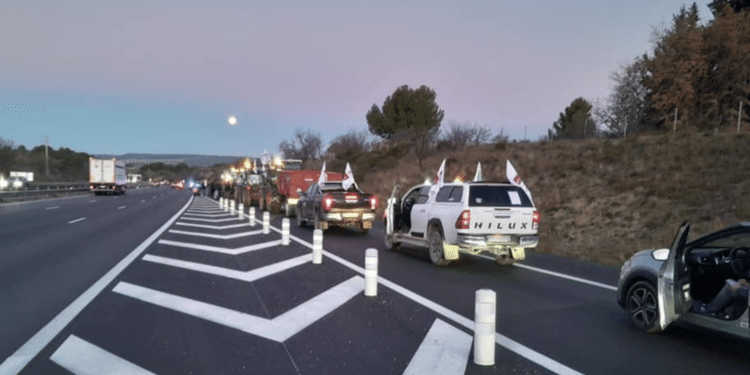 Opération des agriculteurs sur une autoroute (Crédit capture Facebook FDSEA 13)