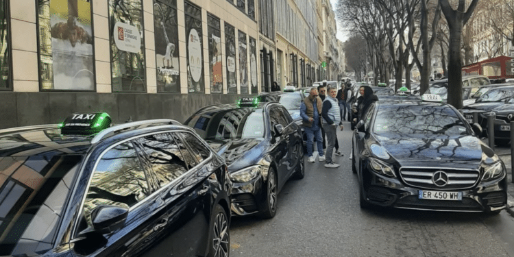 Les taxis bloquent encore en ce début d'après-midi le cours Pierre Puget à Marseille (crédit JYD/Gomet')