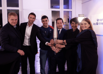 La torche olympique qui servira aux porteurs de la flamme olympique a été présentée lors des voeux de l'UPE 13 © Lucas Martinez