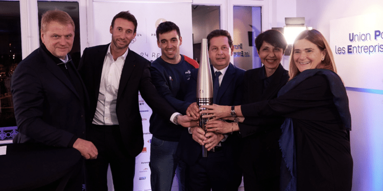 La torche olympique qui servira aux porteurs de la flamme olympique a été présentée lors des voeux de l'UPE 13 © Lucas Martinez