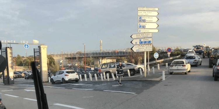 Tracteurs sur le périmètre de la gare TGV (Crédit capture Facebook : Trets au coeur de la Provence)