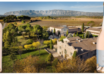 Le domaine Château Coussin et les bouteilles avec le nouvel habillage, crédit Sumeire