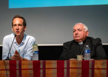 Amaury Guillem avec Mgr Jean-Marc Aveline le 17 septembre 2023 lors de la présentation des Rencontres Méditerranéennes (Crédit Gomet'/JYD)