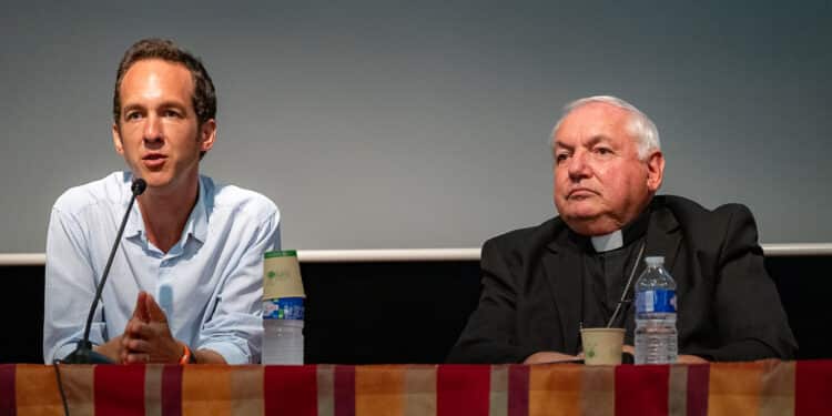 Amaury Guillem avec Mgr Jean-Marc Aveline le 17 septembre 2023 lors de la présentation des Rencontres Méditerranéennes (Crédit Gomet'/JYD)