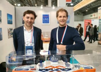 Le directeur général de LMG Marin France Vincent Rudelle et Adrien Beague, recruté sur Marseille mercredi 31 janvier lors du forum Euromaritime (crédit : JRG / Gomet')