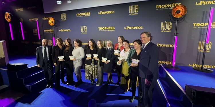 Les lauréates des Trophées de l'économie de La Provence entourées par Aurélien Viers, directeur de la rédaction et Gabriel d'Harcourt le directeur général de La Provence (Crédit Gomet')
