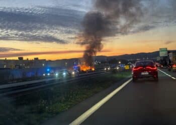 Un bus en feu à Vitrolles ce matin à 7h30 mardi 30 janvier (Crédit Gomet')