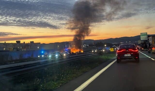 Un bus en feu à Vitrolles ce matin à 7h30 mardi 30 janvier (Crédit Gomet')