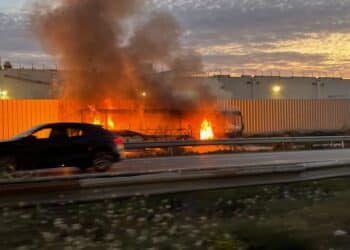 Un bus en feu à Vitrolles ce matin à 7h30 mardi 30 janvier (Crédit Gomet')