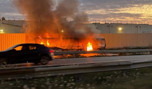 Un bus en feu à Vitrolles ce matin à 7h30 mardi 30 janvier (Crédit Gomet')