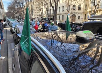 La taxis à l'arrêt cours Pierre Puget, bloqués quelques centaines de mettre de la préfecture (Crédit Gomet'/JYD)