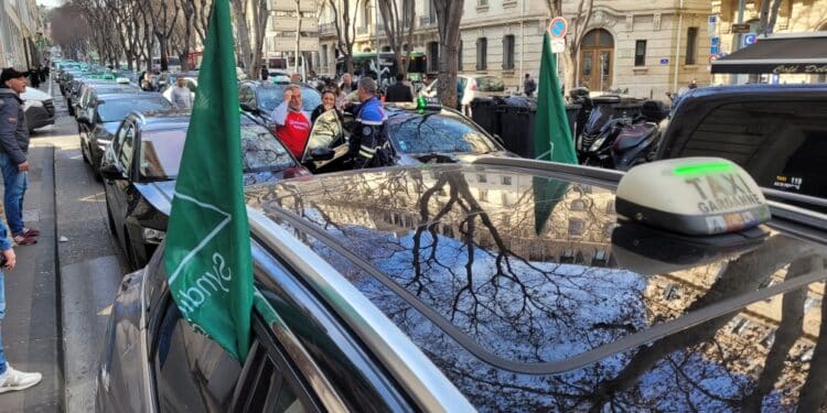 La taxis à l'arrêt cours Pierre Puget, bloqués quelques centaines de mettre de la préfecture (Crédit Gomet'/JYD)