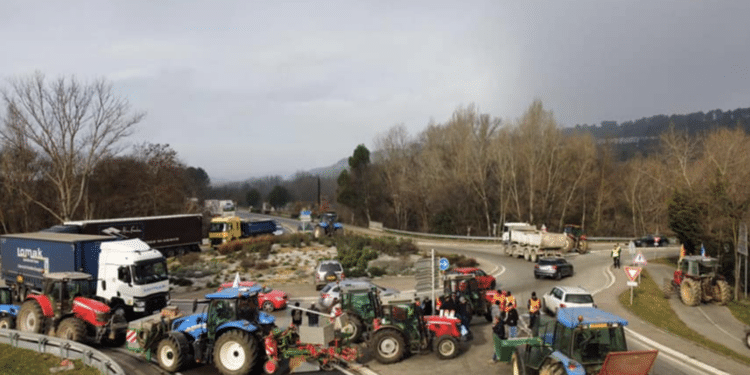 Un barrage d'agriculteurs jeudi 1er février 2024 près de Rousset. Capture Facebook FDSEA 13