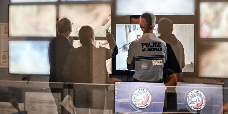 Sophie Joissains au centre de vidéo surveillance de la ville d'Aix (Crédit Ville d'Aix)