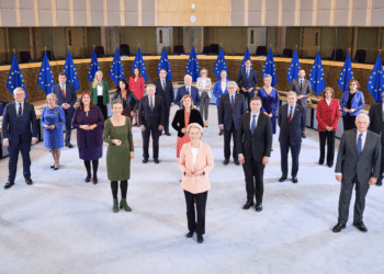 La présidente de la Commission européenne Ursula von der Leyen, entourée par les commissaires européens