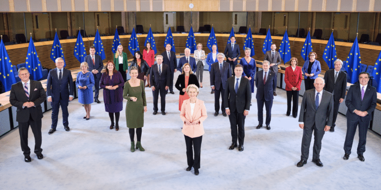 La présidente de la Commission européenne Ursula von der Leyen, entourée par les commissaires européens