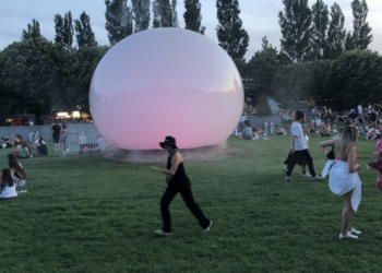 La jeunesse sur la pelouse du parc Borély durant Marsatac en 2023. (Crédit Gomet')