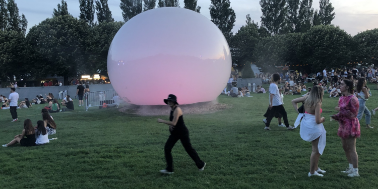 La jeunesse sur la pelouse du parc Borély durant Marsatac en 2023. (Crédit Gomet')