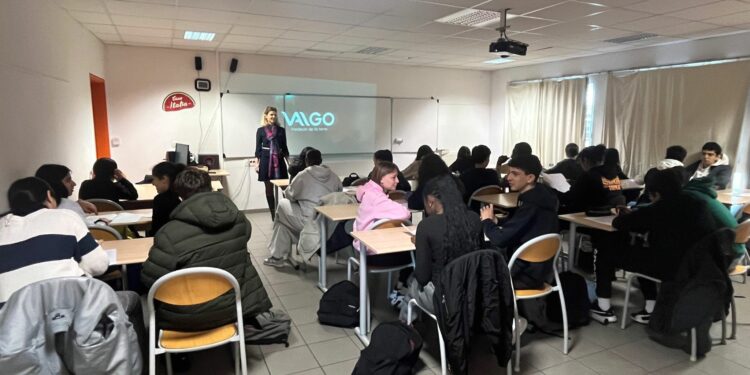 Delphine Defrance au collège Germaine Tillon, crédit Valgo
