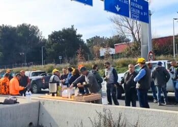 Les agriculteurs regroupés dans le secteur d'Aix en début de semaine (crédit : capture vidéo Max Bauer CR via Facebook)