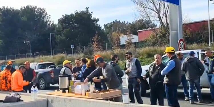 Les agriculteurs regroupés dans le secteur d'Aix en début de semaine (crédit : capture vidéo Max Bauer CR via Facebook)