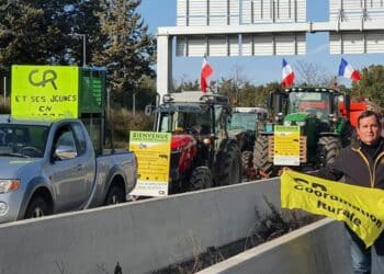 Les agriculteurs regroupés dans le secteur d'Aix en début de semaine (crédit : capture vidéo Max Bauer CR via Facebook)