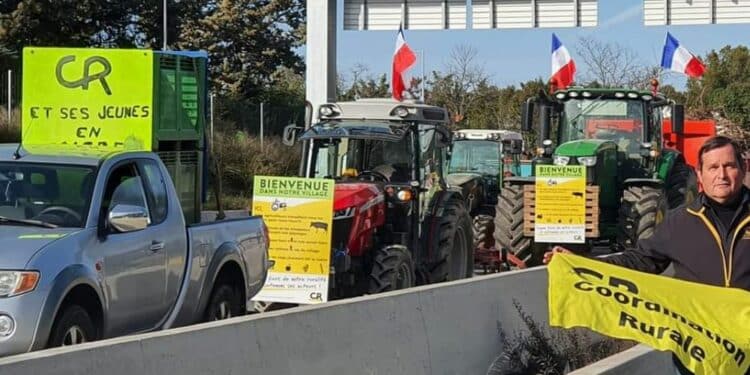 Les agriculteurs regroupés dans le secteur d'Aix en début de semaine (crédit : capture vidéo Max Bauer CR via Facebook)