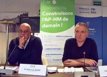 Lors d'une conférence de presse lundi 5 février, François Crémieux (à droite) affirme ne pas vouloir lâcher le projet d'une "salle de shoot" à Marseille (crédit : capture d'écran / APHM)