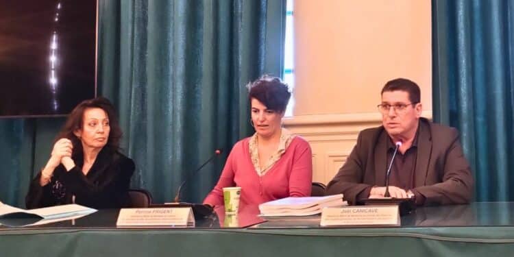 Les élus de la majorité municipale (ici Josette Furace, Perrine Prigent et Joël Canicave) ont présenté les principaux rapports du conseil municipal du vendredi 16 février (crédit : JRG / Gomet')