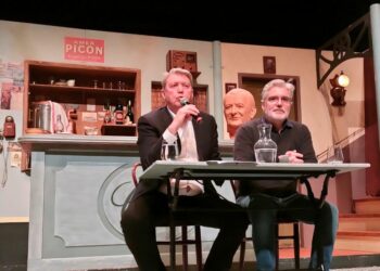 Le maire d'Aubagne Gérard Gazay et Nicolas Pagnol présente la programmation pour le cinquantenaire de la mort de Marcel Pagnol, au théâtre Comoedia d'Aubagne (crédit : JRG / Gomet')