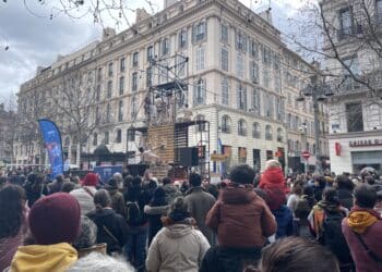 Spectacle (Envol) à l'occasion d' Au bout la mer, le cirque !