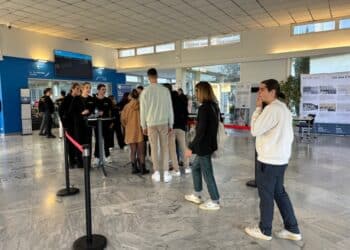 Journée portes-ouvertes à Kedge Marseille : adolescents souvent accompagnés de parents se pressent (Crédit Gomet')