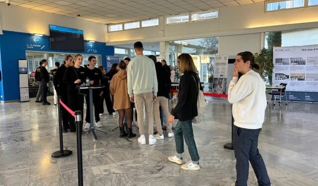 Journée portes-ouvertes à Kedge Marseille : adolescents souvent accompagnés de parents se pressent (Crédit Gomet')