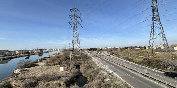 RTE L'actuelle ligne à haute tension desservant la zone de Fos (Crédit Gomet')