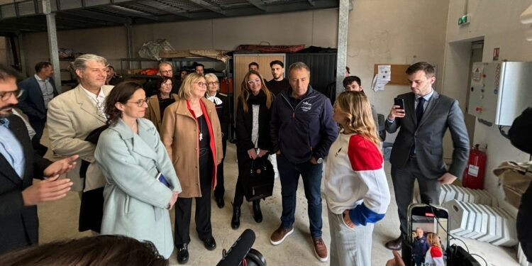 Sylvie Retailleau, la ministre de l'Enseignement supérieur et de la Recherche à la rencontres de l'équipe française olympique de voile à marseille (Crédit Gomet')