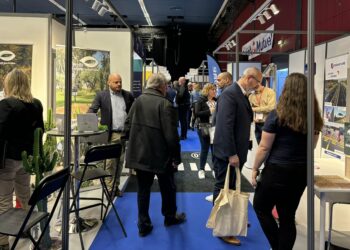 Une allée de stands de fournisseurs des collectivités publiques au Salon des maitres des Bouches-du-Rhône 2024 (Crédit Gomet')