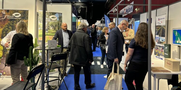 Une allée de stands de fournisseurs des collectivités publiques au Salon des maitres des Bouches-du-Rhône 2024 (Crédit Gomet')