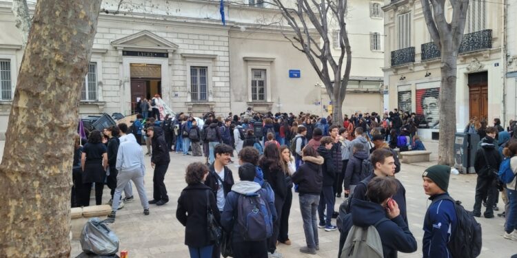 Les lycéens rassemblés devant le lycée Thiers bloqué ce jeudi 1er février. Crédit : Gomet'/JYD