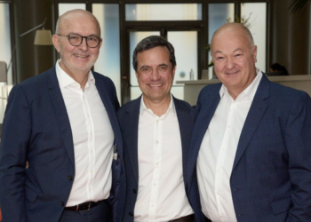 De gauche à droite : Yves Forzini, directeur général de Sade, Jean Bernadet, directeur général de NGE et Stéphane Perez, directeur général délégué de NGE et président du Conseil d’administration de Sade (crédit : NGE)