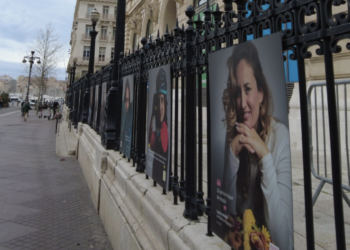 Les portraits des 20 femmes entrepreneures sont visibles sur les grilles du Palais de la Bourse en bas de La Canebière (Crédit CCIAMP)