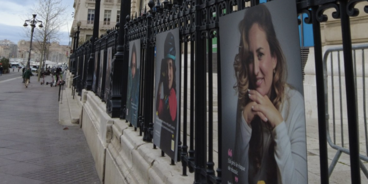 Les portraits des 20 femmes entrepreneures sont visibles sur les grilles du Palais de la Bourse en bas de La Canebière (Crédit CCIAMP)