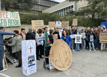 Les journalistes de La Provence réunis sur le parking, à l'entrée du siège du journal lundi 25 mars (Crédit @lmildonian)